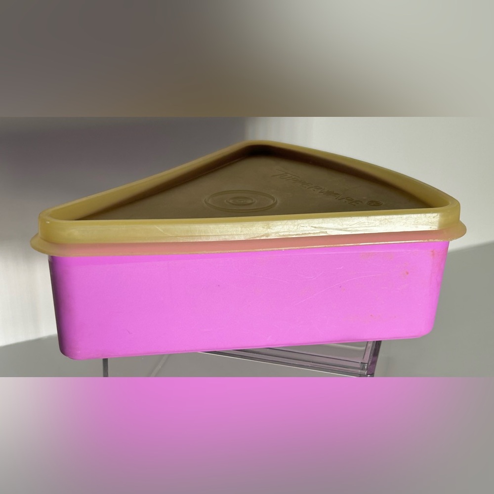 Tupperware Pink/Purple Triangular Pie Container with Clear/Frosted Lid.